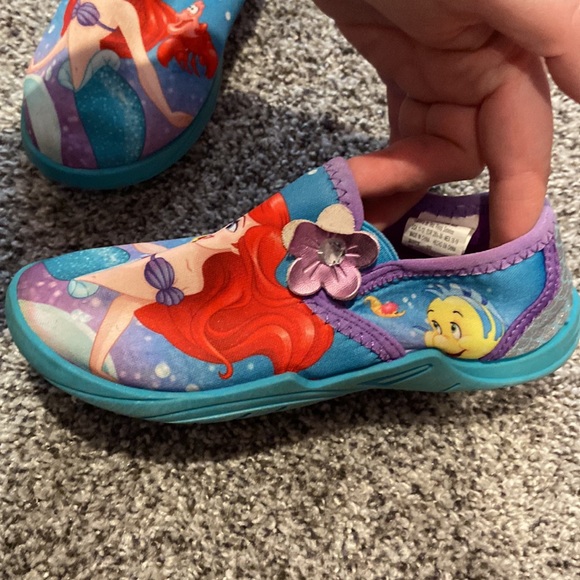 11–12 little girls,swim shoes-perfect for the lake/ ocean Disney little mermaid - Picture 10 of 13